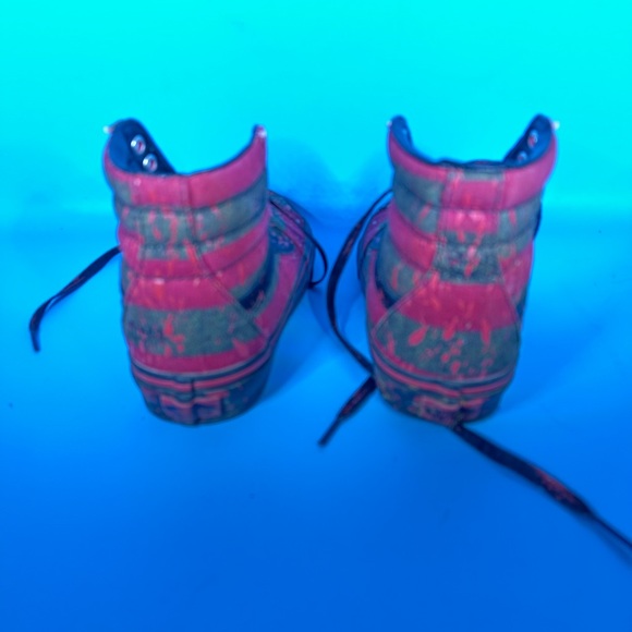 7.5 size perfect condition Freddy Krueger shoes by vans comes in original box